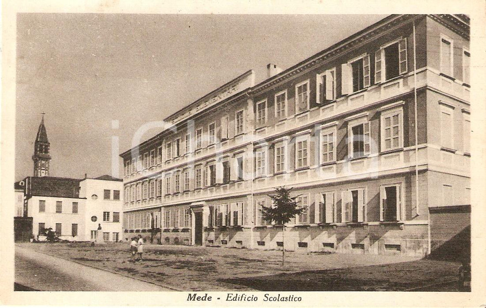 Cartolina originale da collezione 1951 MEDE PV Bambini davanti all edificio scolastico Cartolina FP VG 1