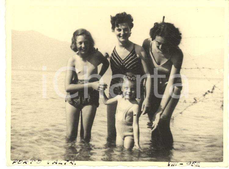Fotografia d epoca originale 1952 PORTO VALTRAVAGLIA Il bagno di una famiglia nel lago Foto VINTAGE 9x7 cm 1
