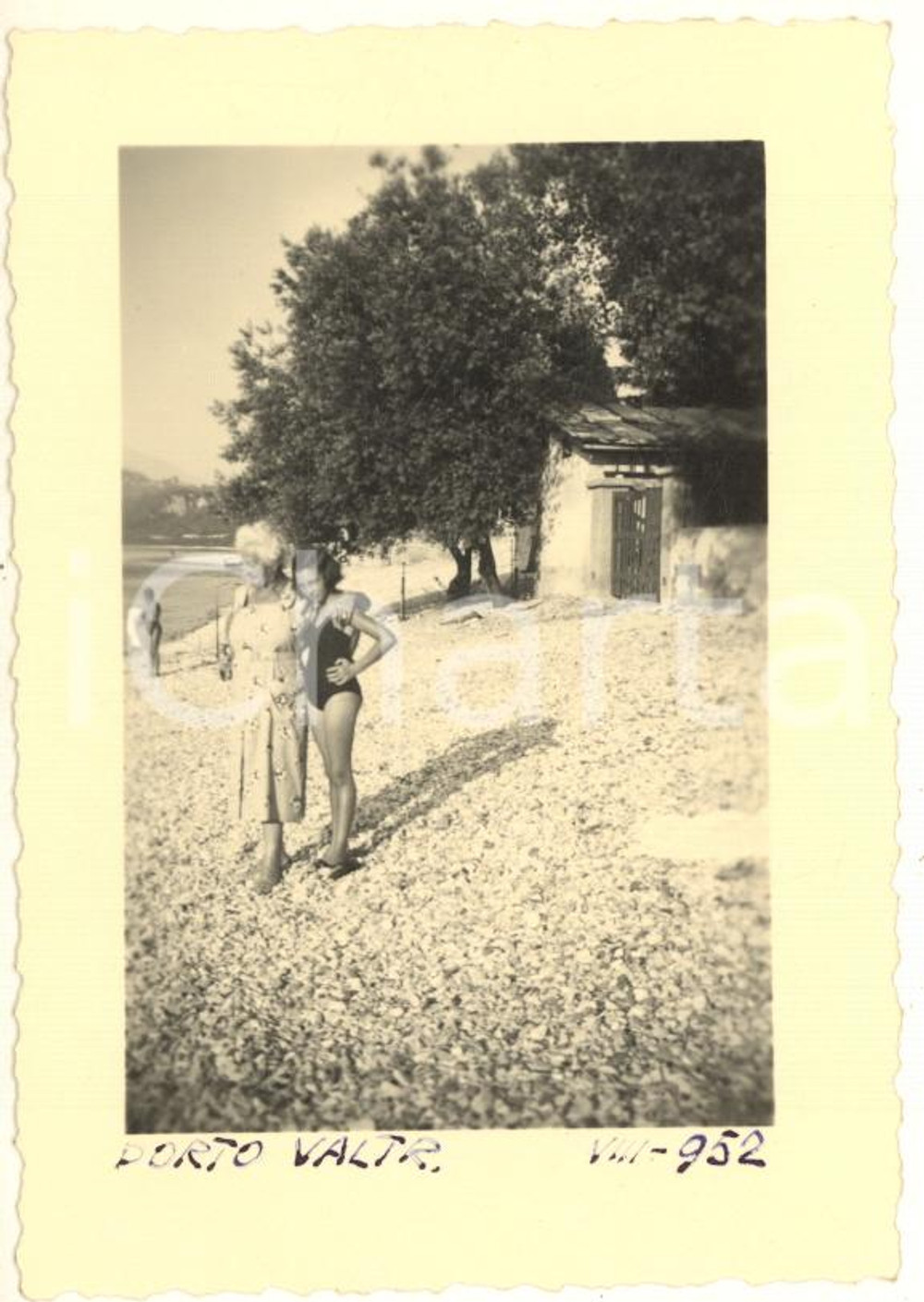 1952 PORTO VALTRAVAGLIA Nonna e nipote in riva al lago *Foto VINTAGE 7x9 cm
