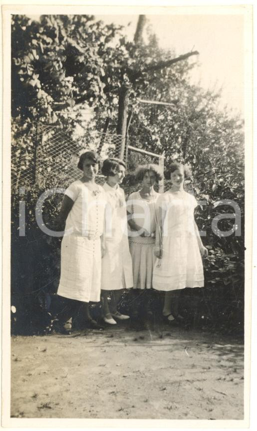 Fotografia d epoca originale 1925 TAINO VA Ritratto di quattro ragazze in giardino Foto VINTAGE 7x11 cm 1