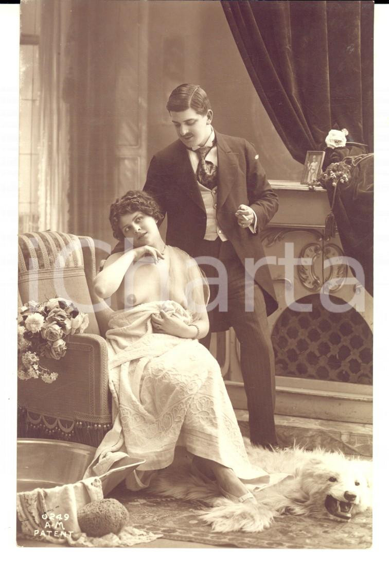 Cartolina originale da collezione 1920 ca EROTICA VINTAGE Coppia di amanti con pelle d orso e camino Cartolina 1