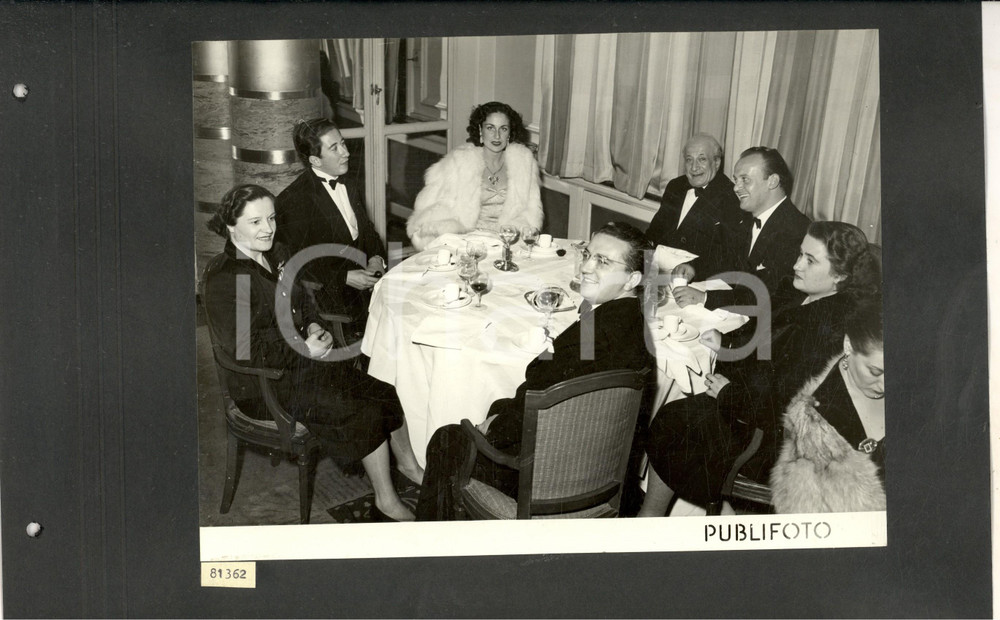 Fotografia d epoca originale 1950 LONDON TournÃ©e TEATRO ALLA SCALA Tavolo alla cena dopo il FALSTAFF Foto 1