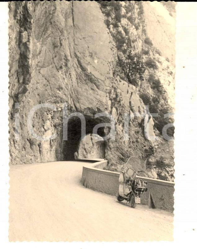 Fotografia d epoca originale 1950 ca VALLI GIUDICARIE Un escursione in moto Foto ARTISTICA 8x10 cm 1