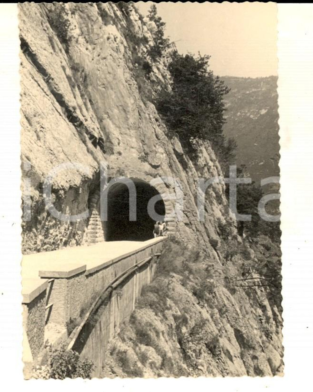Fotografia d epoca originale 1950 ca VALLI GIUDICARIE Turisti presso una galleria Foto ARTISTICA 8x10 cm 1