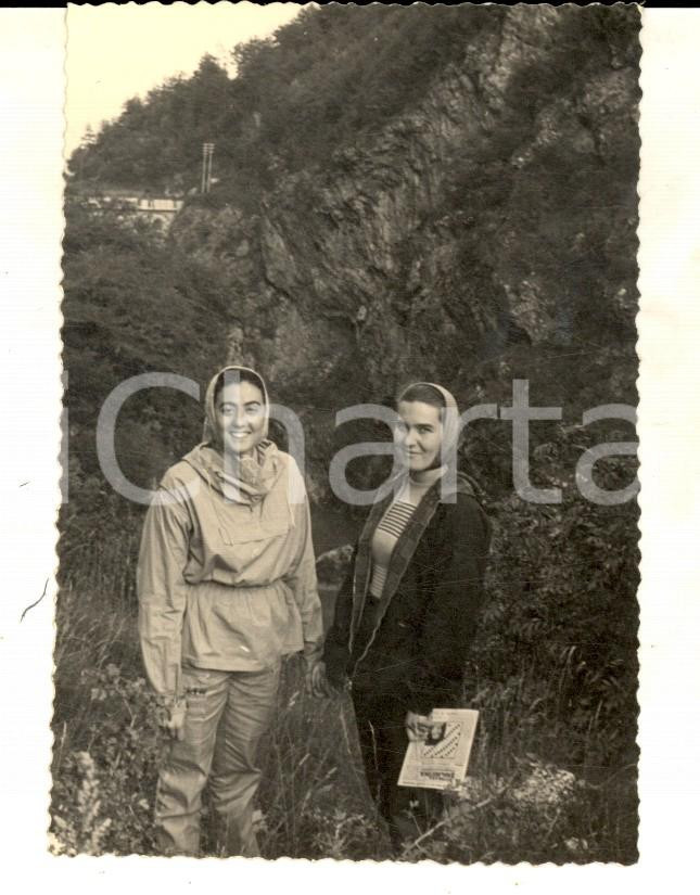 Fotografia d epoca originale 1950 ca Ponte ROCCHETTA TN Turiste con la SETTIMANA ENIGMISTICA Foto 8x10 1