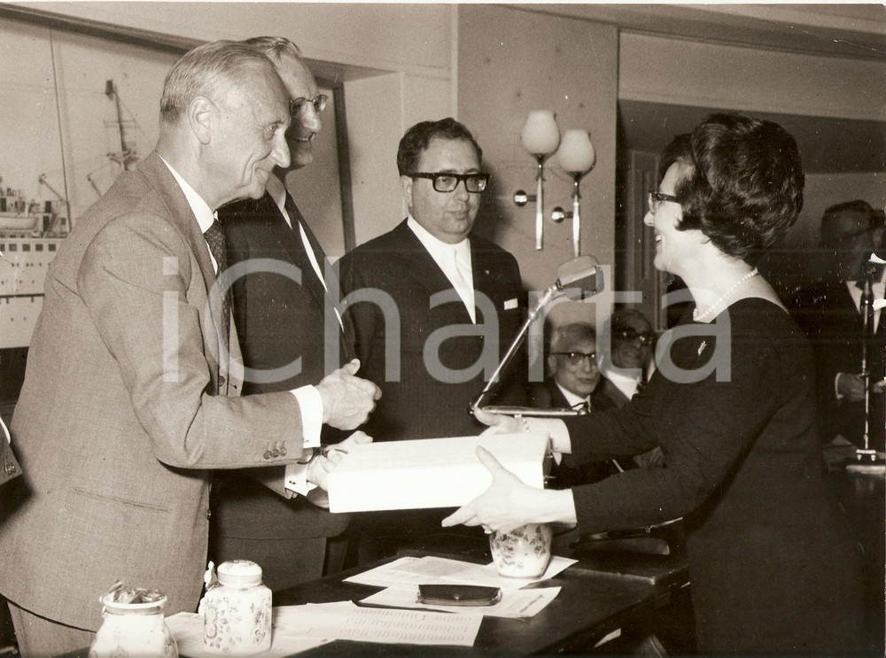 Fotografia d epoca originale 1965 ca JOLLY CLUB Renata ANGIOLINI ritira premio Foto RALLY 1