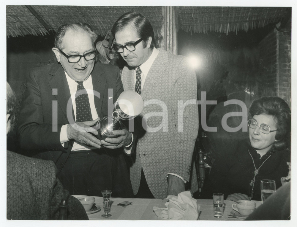 Fotografia d epoca originale 1970 ca JOLLY CLUB Compleanno Mario BERNASCONI riceve coppa in regalo Foto 1