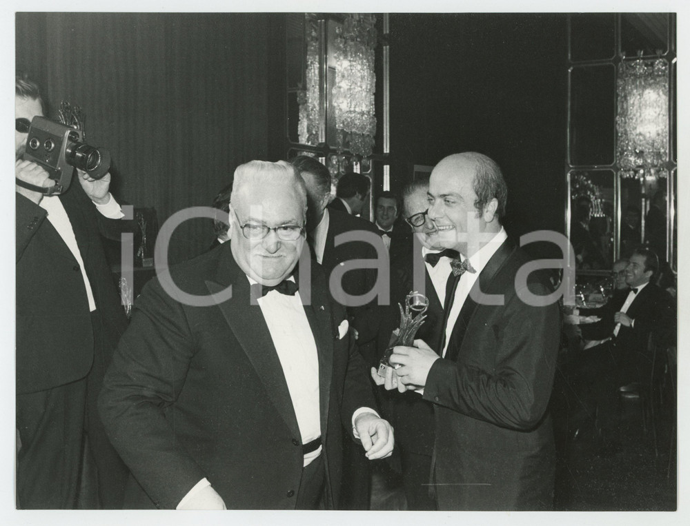 Fotografia d epoca originale 1970 ca JOLLY CLUB Primo LAVIZZARI premia Paolo DE LEONIBUS Foto 24x18 cm 1