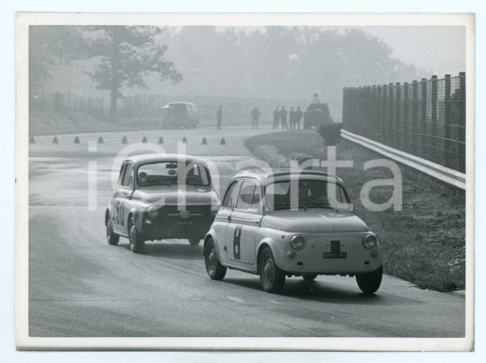 Fotografia d epoca originale 1965 ca RALLY Gara tra FIAT 500 Corsa automobilistica Foto JOLLY CLUB 1