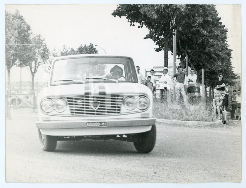 Fotografia d epoca originale 1965 ca RALLY Pubblico assiste a gara di Renata ANGIOLINI Lancia FULVIA Foto 1