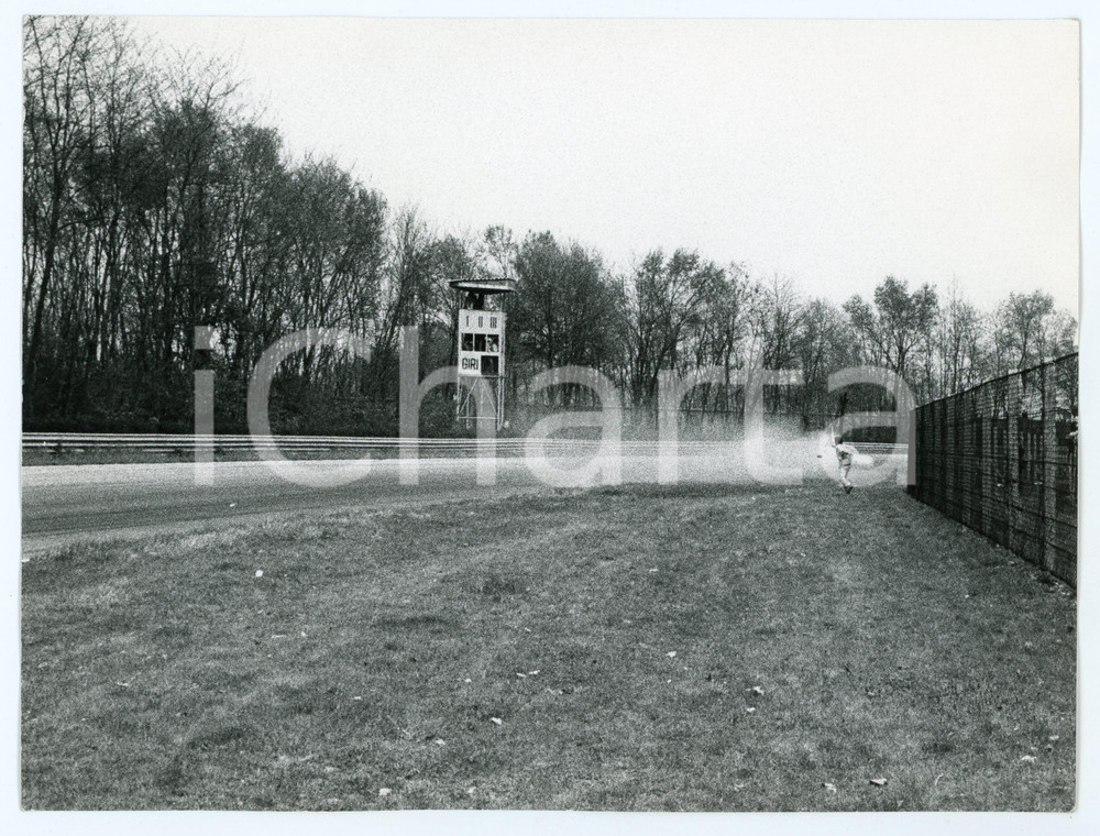 Fotografia d epoca originale 1970 ca TROFEO VERONA Giudice corre verso Porsche 911 dopo testacoda JOLLY CLUB 1