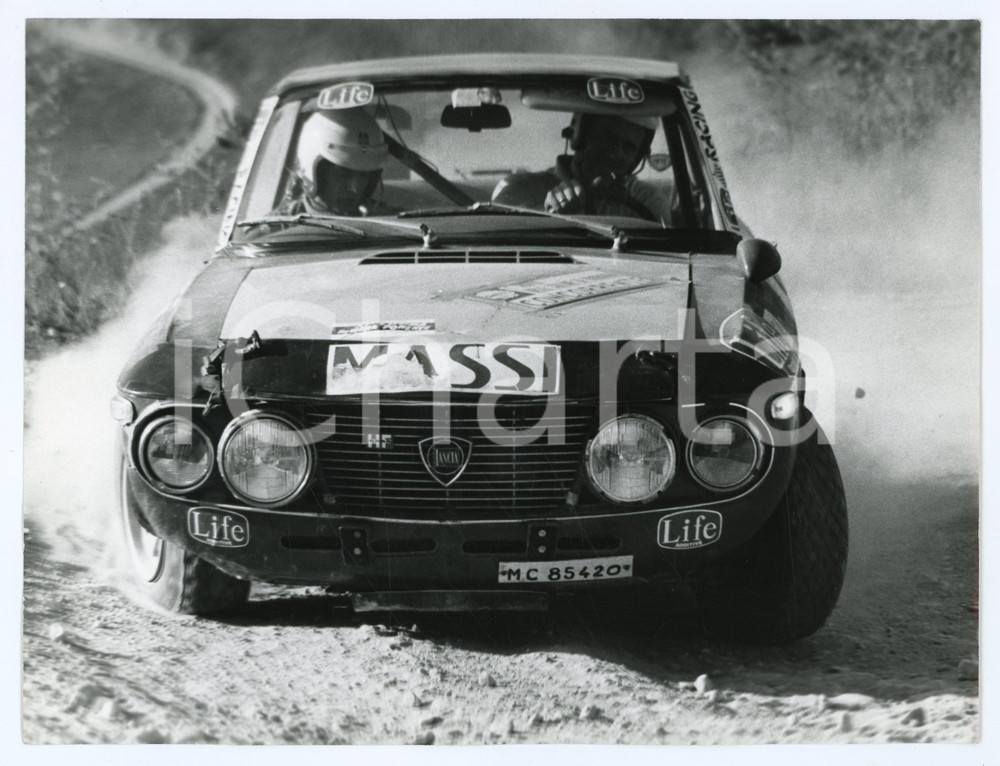 Fotografia d epoca originale 1970 ca RALLY Pilota a bordo di Lancia Fulvia coupé durante una gara Foto 1