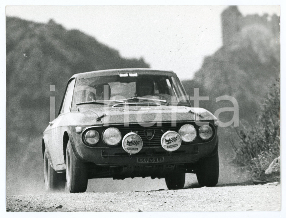 Fotografia d epoca originale 1970 ca RALLY Lancia Fulvia coupé sfreccia durante una gara Foto 1