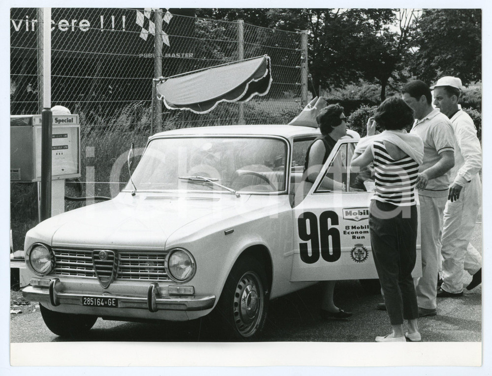 Fotografia d epoca originale 1965 8Â° MOBIL ECONOMY RUN Renata ANGIOLINI rifornimento Alfa Romeo Giulia 1300 1