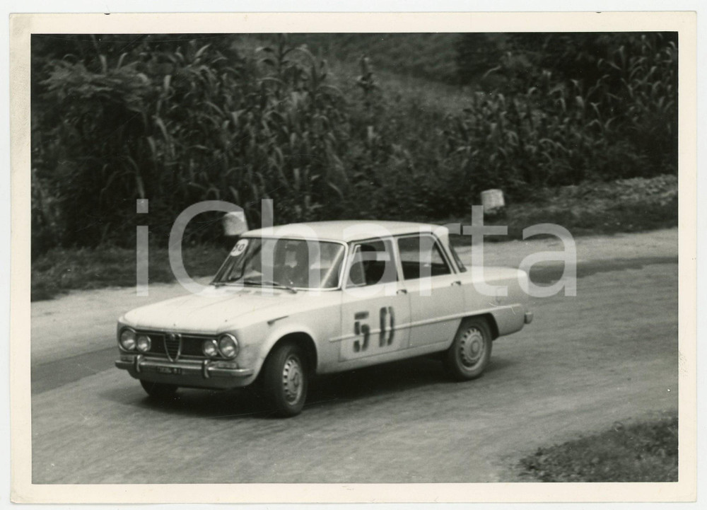 Fotografia d epoca originale 1965 ca RALLY Alfa Romeo Giulia 1300 durante una gara JOLLY CLUB Foto 18x13 1