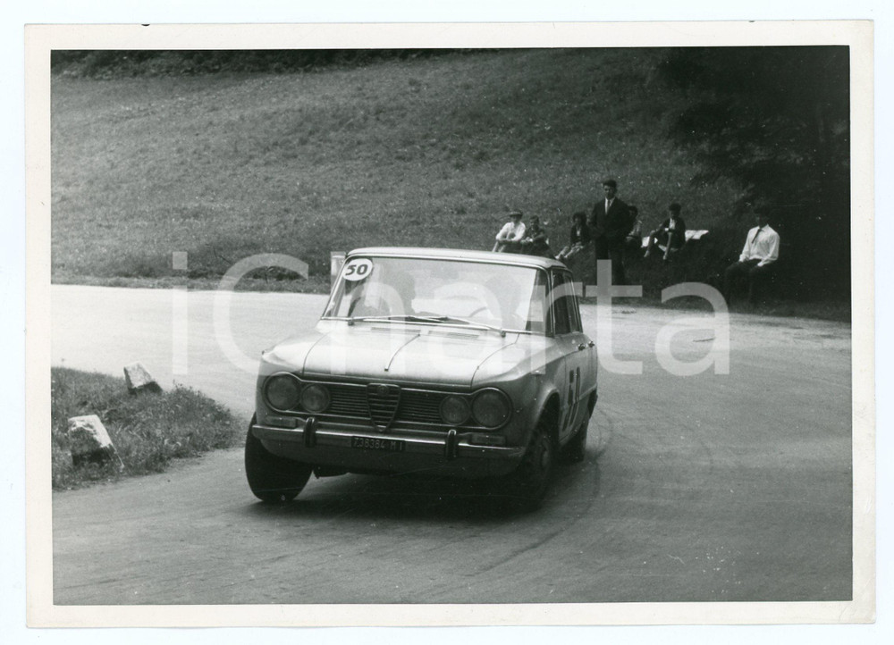 Fotografia d epoca originale 1965 ca RALLY Pubblico guarda ALFA ROMEO Giulia 1300 JOLLY CLUB Foto 18x13 1