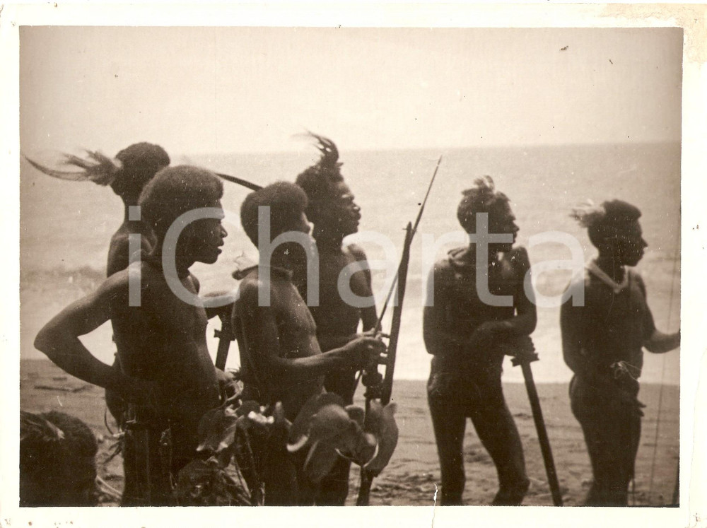 Fotografia d epoca originale 1965 ca AUSTRALIA Documentary about ABORIGINAL Warriors on the beach Photo 24x18 1