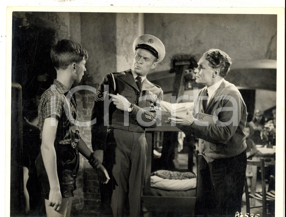 Fotografia d epoca originale 1955 CINEMA A prize of gold Richard WIDMARK Andrew RAY Karel STEPANEK Foto 1