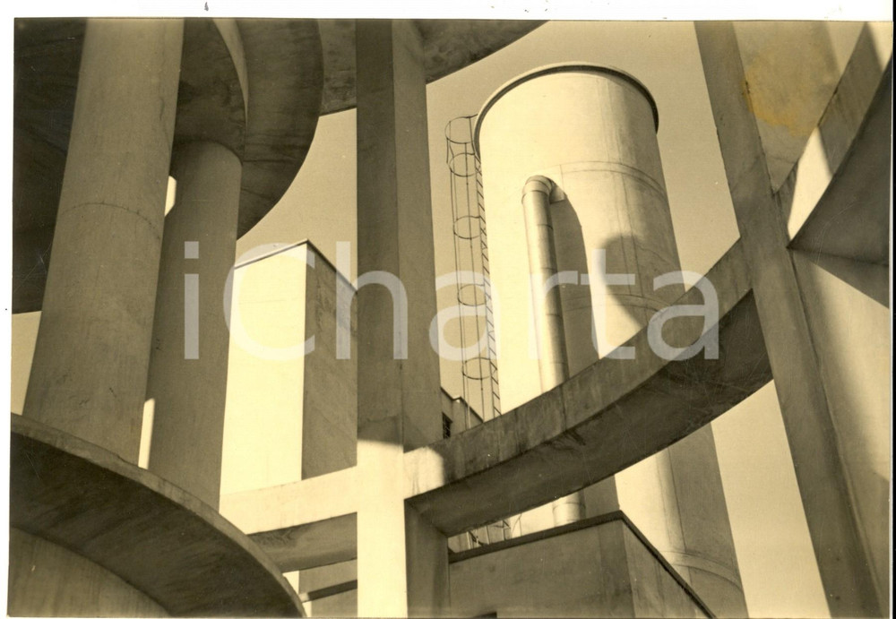 Fotografia d epoca originale 1950 ca AREA DI SARONNO Archeologia industriale  Veduta di una torre Foto 1