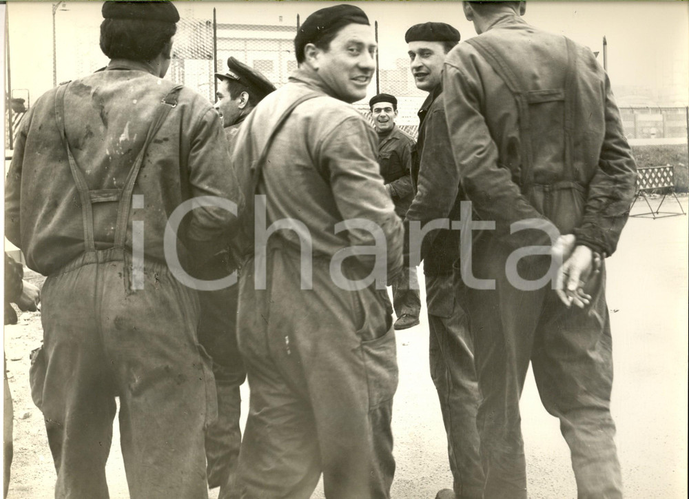 Fotografia d epoca originale 1965 ca VENEZIA MESTRE Gruppo di operai durante una pausa Foto ARTISTICA 30x22 1