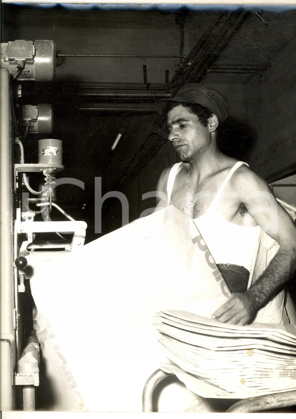 Fotografia d epoca originale 1965 ca MILANO Ritratto di operaio al lavoro Fotografia ARTISTICA 24x30 cm 1
