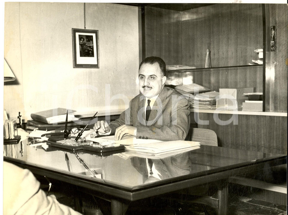 Fotografia d epoca originale 1960 ca CAGLIARI Ritratto presidente Efisio CORRIAS nel suo studio Foto 24x18 1