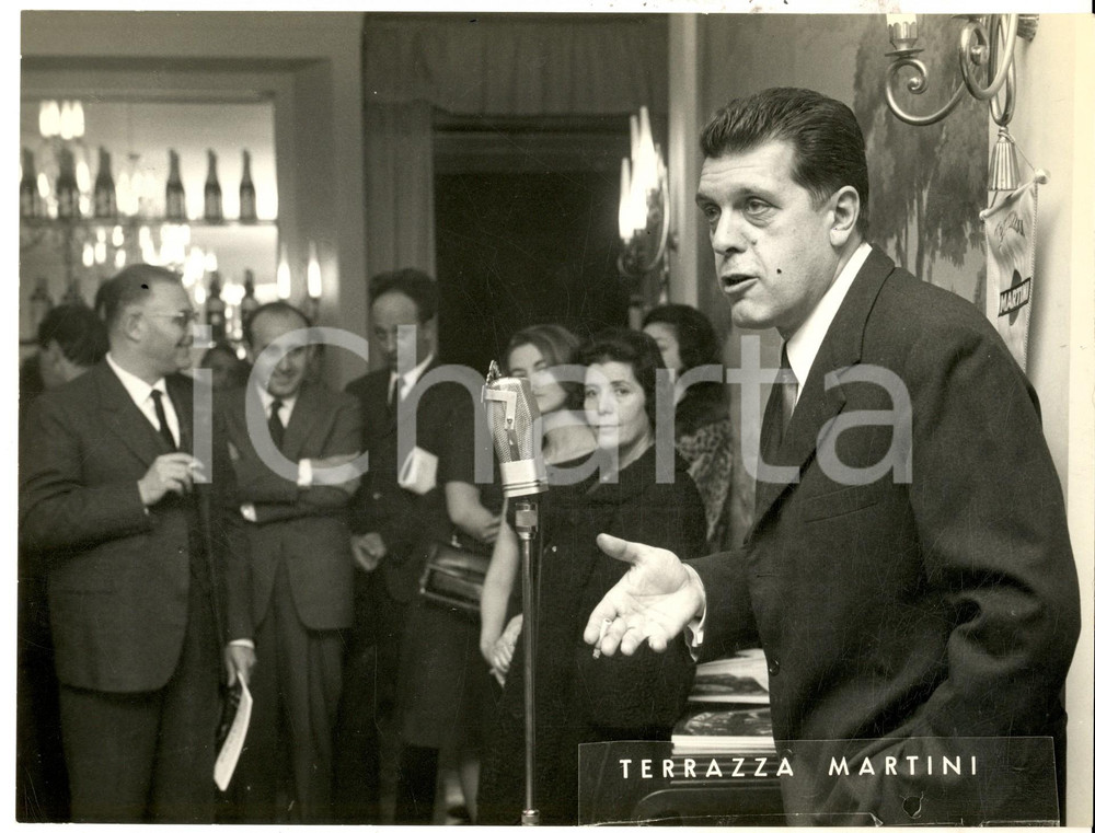 Fotografia d epoca originale 1965 ca MILANO Discorso di un imprenditore alla TERRAZZA MARTINI Foto 24x18 1