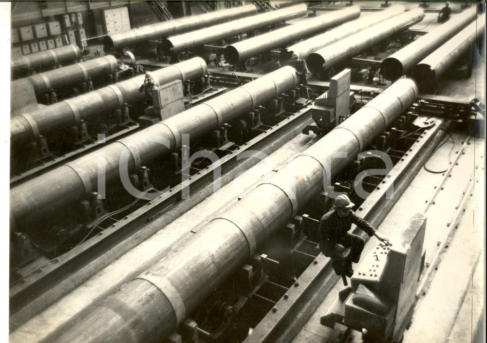 Fotografia d epoca originale 1965 ca INDUSTRIA MILANO ? Operai in una fabbrica di tubi Foto ARTISTICA 1