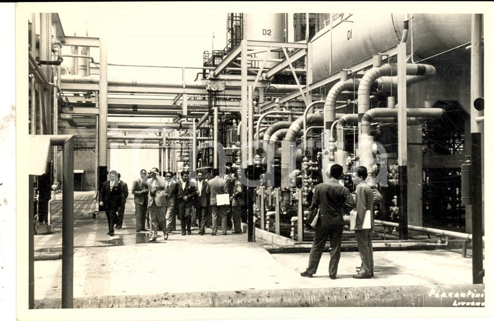 Fotografia d epoca originale 1965 ca LIVORNO Visita del corso CIDA agli impianti petroliferi Foto 18x13 1