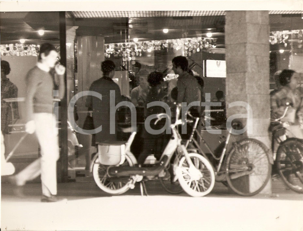 Fotografia d epoca originale 1975 ca PADOVA Shopping nel centro storico Foto ARTISTICA 23x18 cm 1