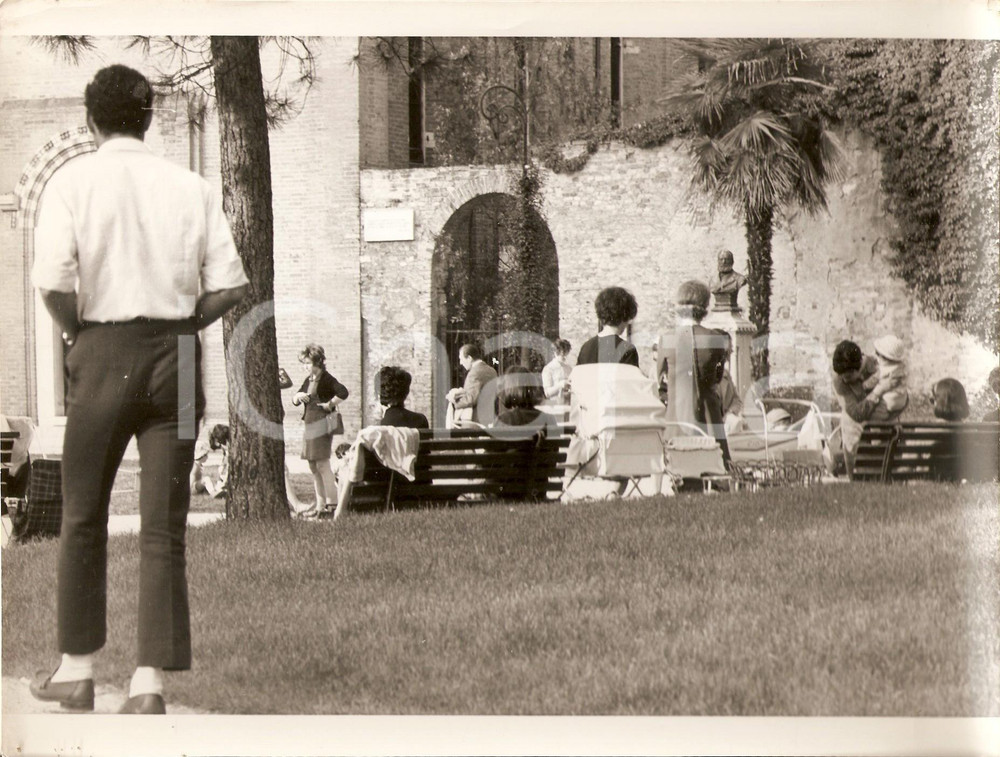 Fotografia d epoca originale 1975 ca PADOVA Mamme e bimbi ai giardinetti Foto ARTISTICA 23x18 cm 1