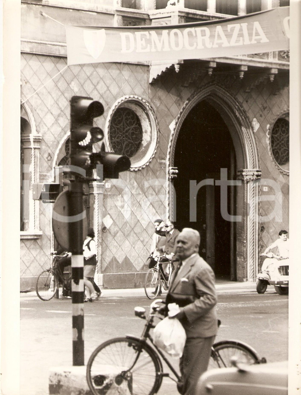 Fotografia d epoca originale 1975 ca PADOVA Striscione DEMOCRAZIA CRISTIANA nel centro storico Foto 18x23 cm 1