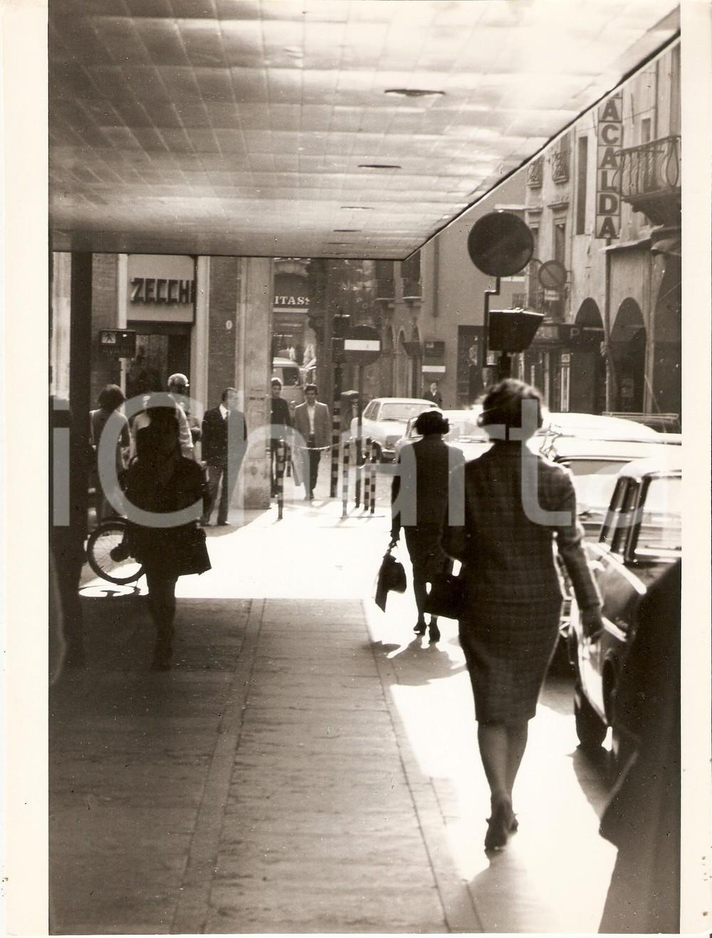 Fotografia d epoca originale 1975 ca PADOVA Shopping nel centro storico Foto ARTISTICA 18x23 cm 1