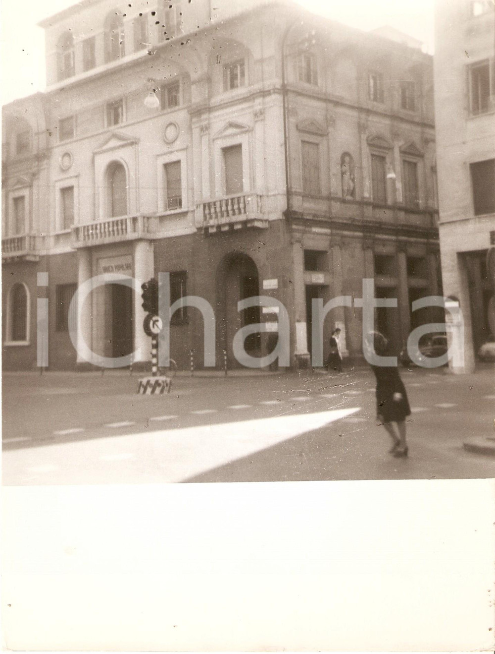 Fotografia d epoca originale 1975 ca PADOVA Donna attraversa la strada nel centro storico Foto 17x23 cm 1