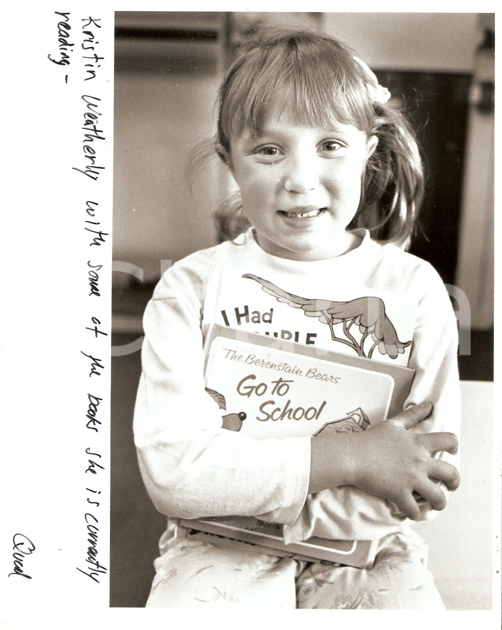 Fotografia d epoca originale 1980 ca USA  HALCYON SCHOOL Kristin WEATHERLY reads BERENSTAIN BEARS book Photo 1