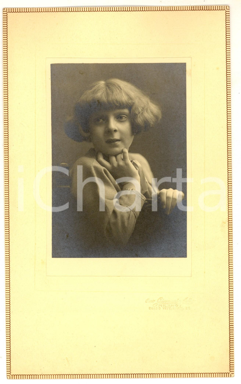 Fotografia d epoca originale 1920 ca MILANO Ritratto di bambina seduta Foto Giovanni ARTICO 16x25 cm 1