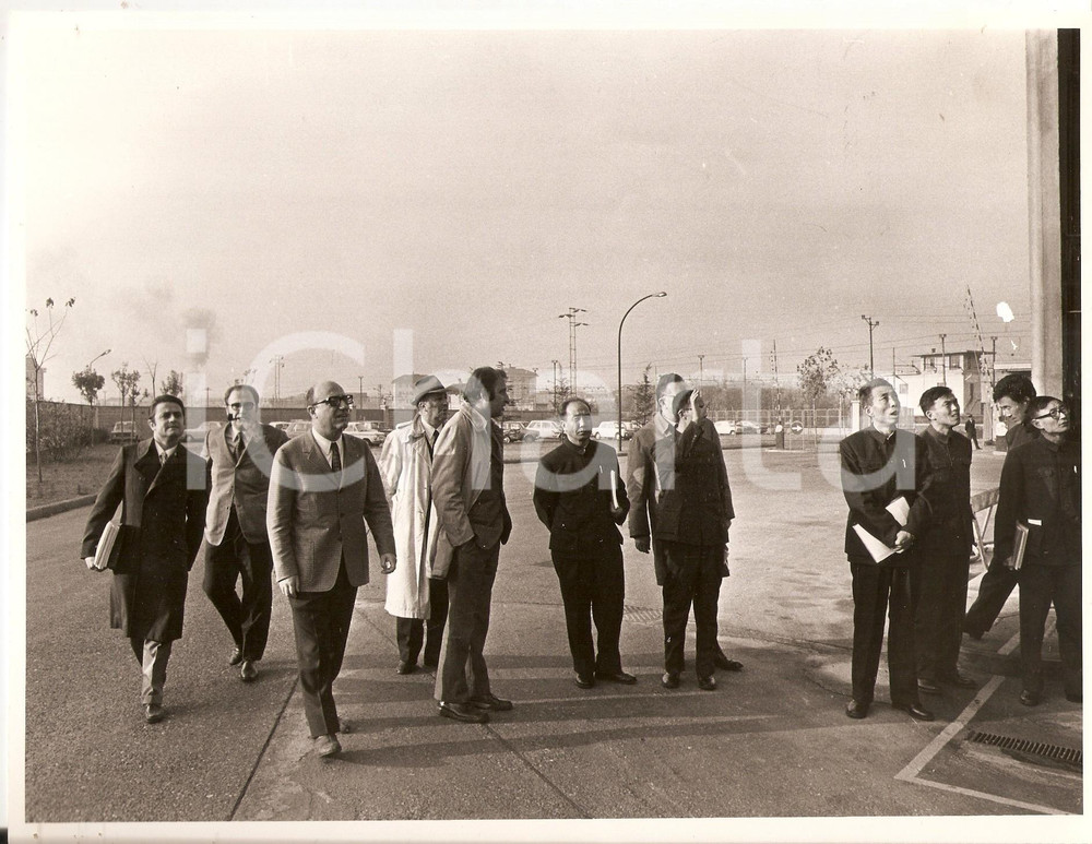 Fotografia d epoca originale 1971 MILANO Via Zama  Delegazione cinese e manager DB visitano inceneritore 1