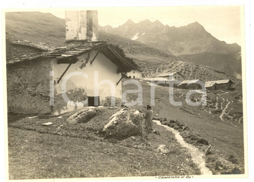 Fotografia d epoca originale 1922 CONCA DI BY Cappelletta  con fedele in preghiera Foto VINTAGE 17x12 cm 1
