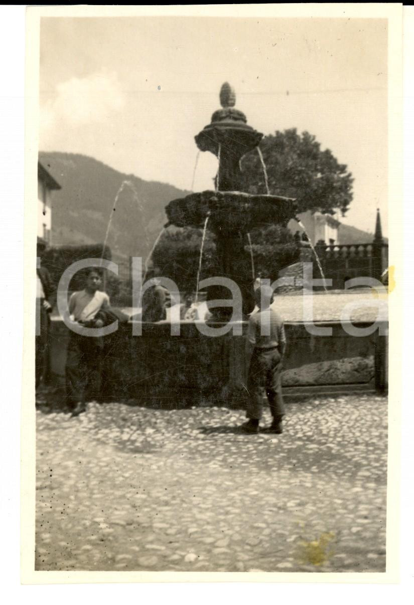 Fotografia d epoca originale 1937 BORNO / VAL CAMONICA Bambini alla fontana  Foto VINTAGE 9x15 cm 1