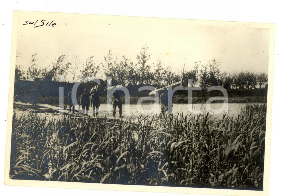 Fotografia d epoca originale 1918 WW1 FIUME SILE Soldati trasportano galleggianti Fotografia 14x9 cm 1