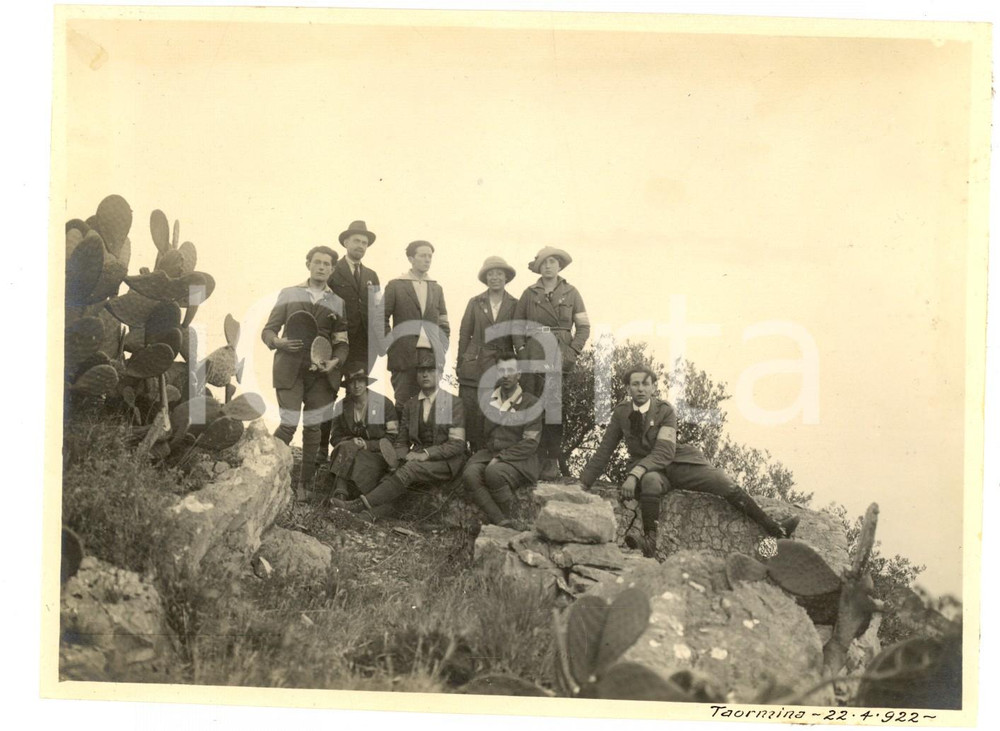 Fotografia d epoca originale 1922 TAORMINA Giovani escursionisti C.A.I. Lombardia in gita Foto 17x12 cm 1