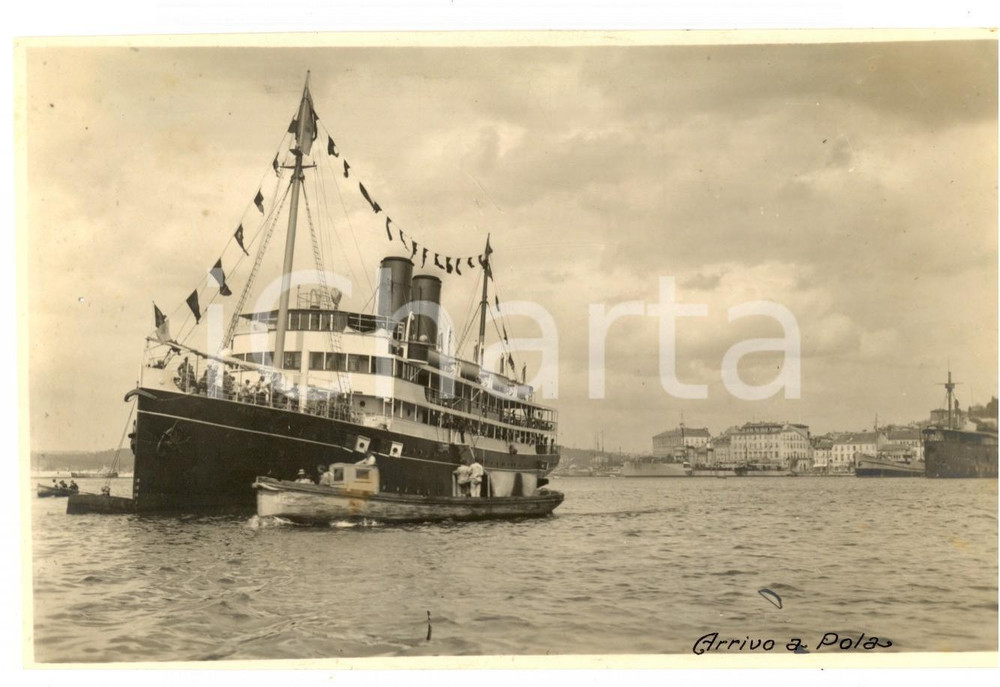 Fotografia d epoca originale 1923 POLA ISTRIA La nave dei turisti del C.A.I. in arrivo Foto 17x12 cm 1