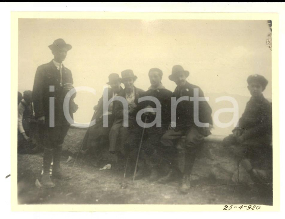Fotografia d epoca originale 1920 MONTE BISBINO Gruppo di escursionisti a riposo Foto VINTAGE 12x9 cm 1