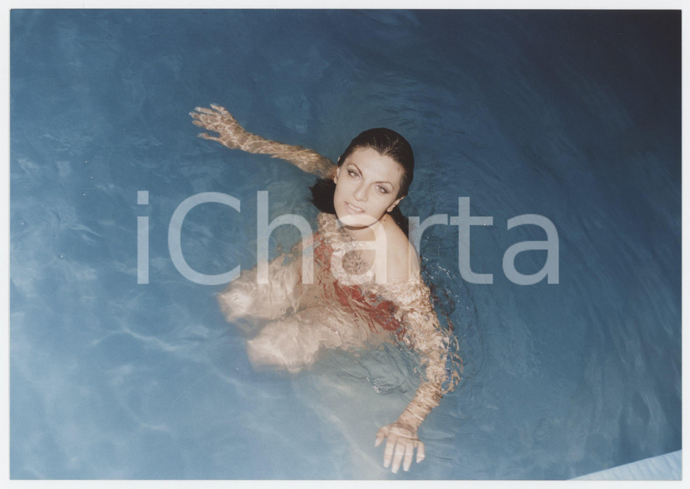Fotografia d epoca originale 1995 ca COSTUME ITALIA Attrice Leila VIRZÃŒ in piscina  Foto 22x15 cm 7 1