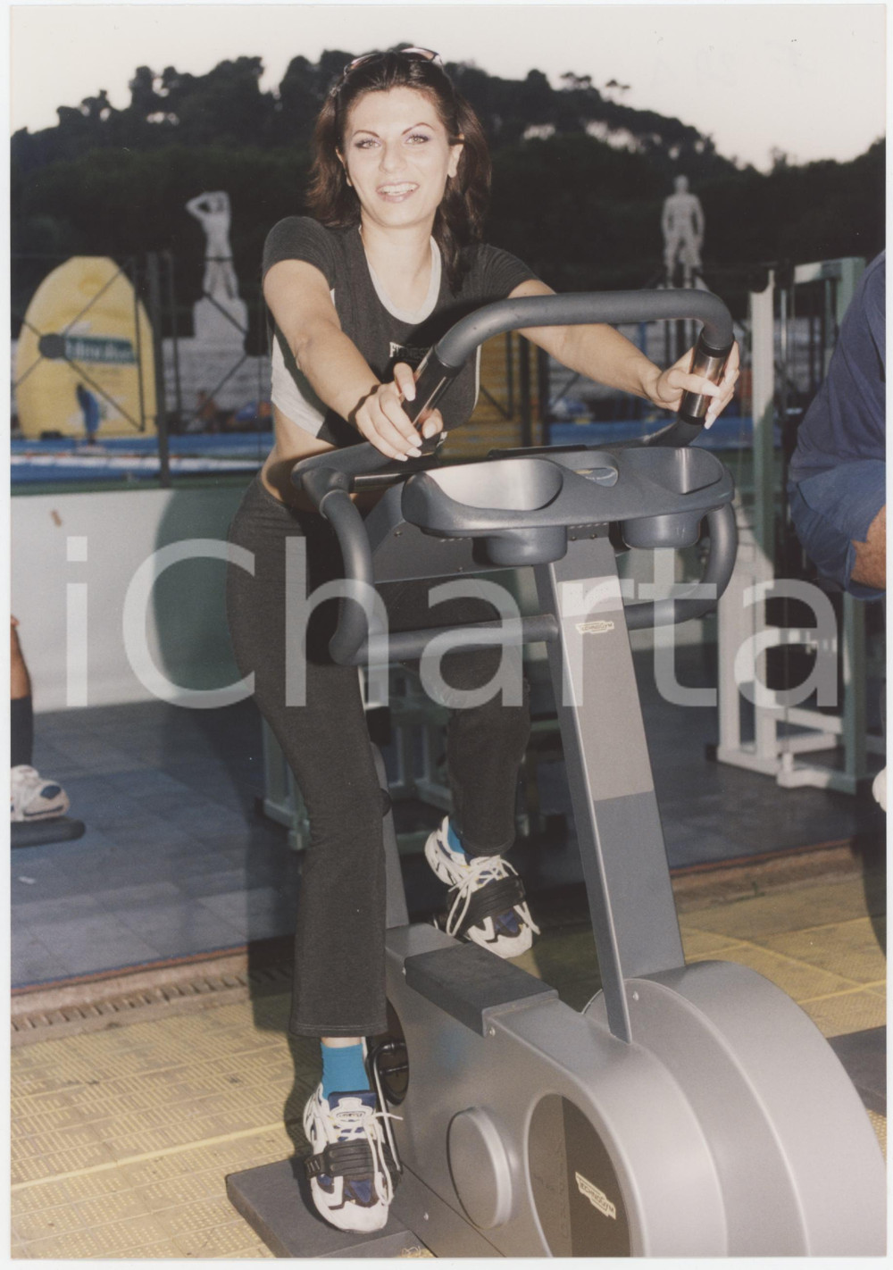 Fotografia d epoca originale 1995 ca COSTUME ITALIA Attrice Leila VIRZÃŒ in palestra  Foto 15x22 cm 3 1