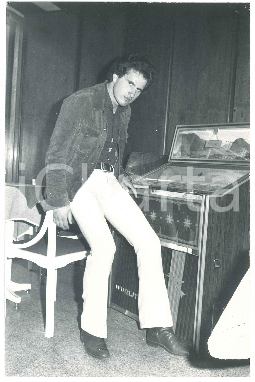 Fotografia d epoca originale 1975 ca MILANO Adriano PAPPALARDO con jukebox WURLITZER Foto 20x30 cm 1