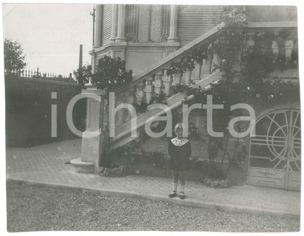 Fotografia d epoca originale 1924 ITALIA Bambino nel cortile di una villa liberty  Foto COSTUME 17x13 cm 1