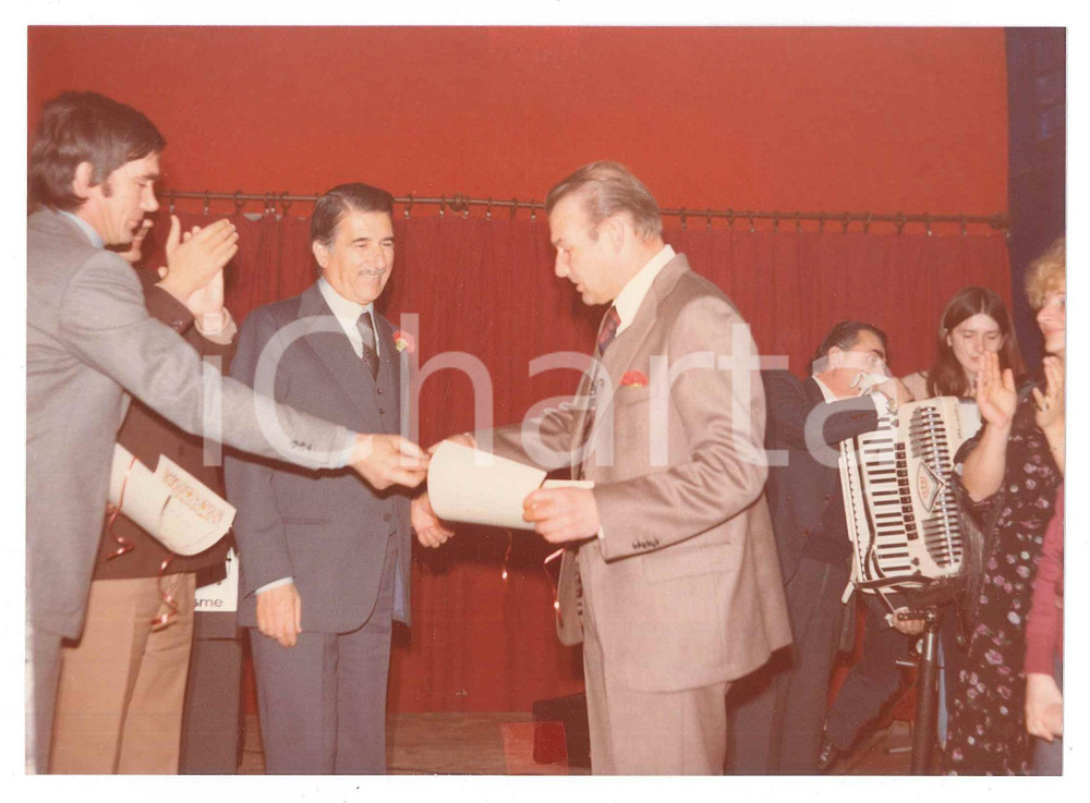 Fotografia d epoca originale 1976 MILANO Festa dell Avanti!  Aldo ANIASI  Premiazione  Foto 17x12 cm 3 1