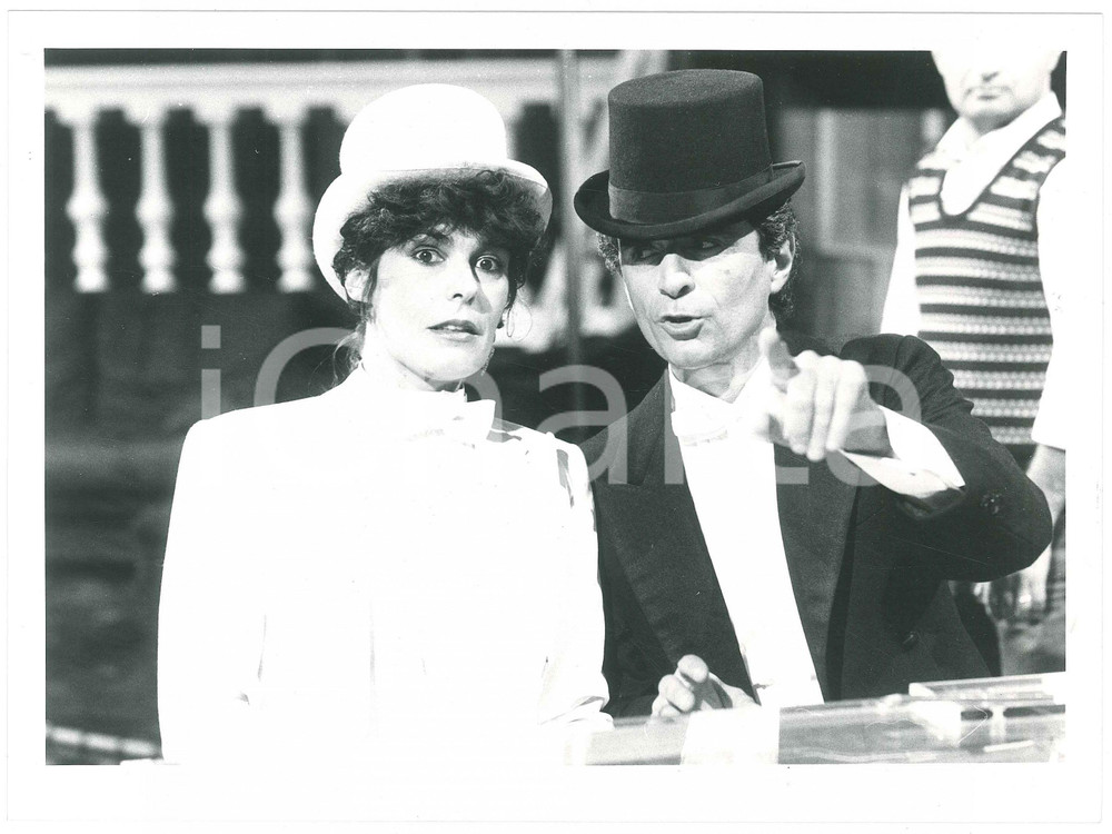 Fotografia d epoca originale 1985 ca RAI Il cappello sulle ventitré  Mita MEDICI Federico MONTI ARDUINI Foto 1