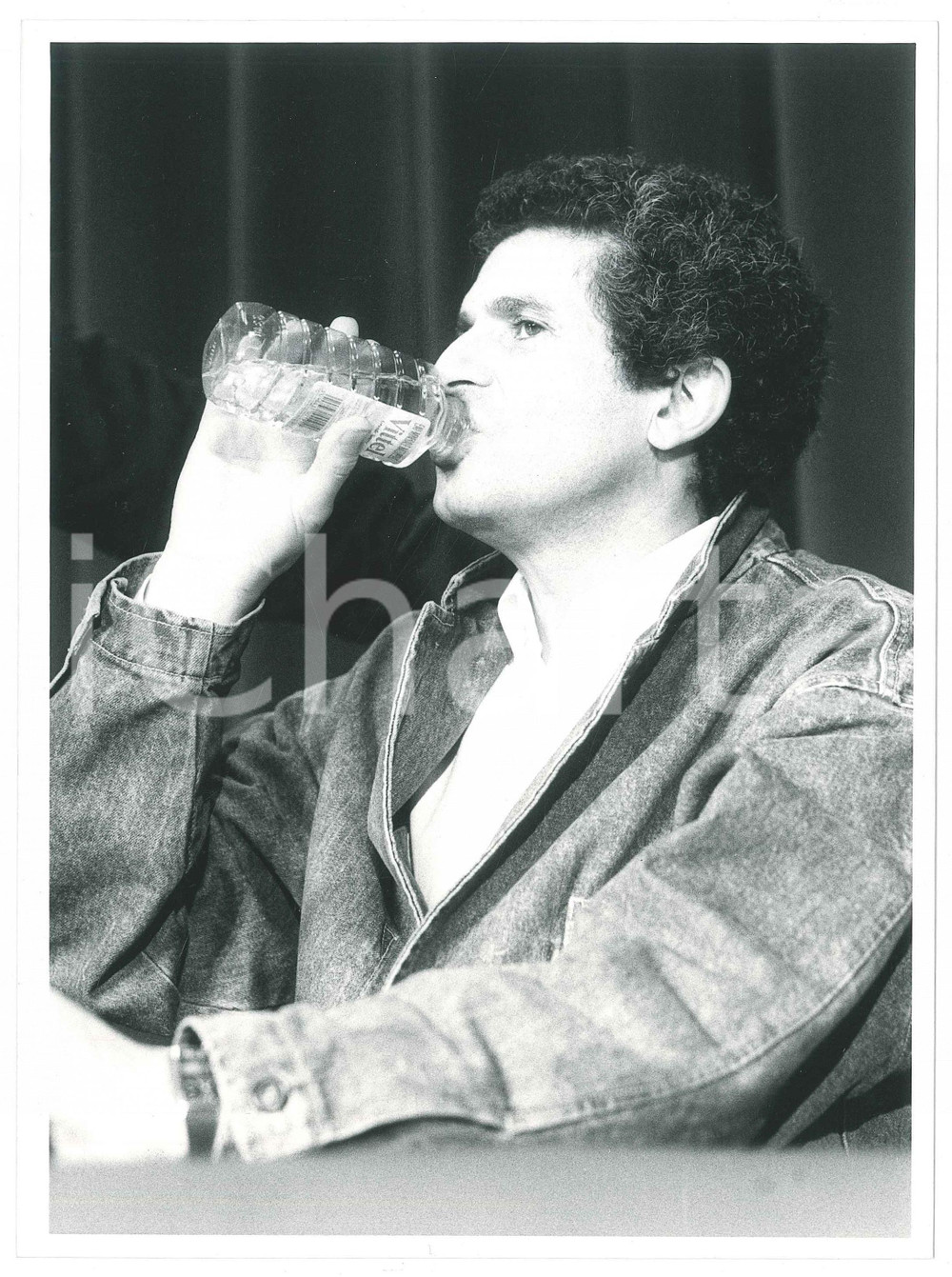 Fotografia d epoca originale 1985 ca FESTIVAL DI CANNES Claude LELOUCH beve acqua VITTEL Foto 18x24 cm 1